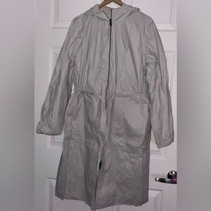 Women’s 3/4 length lightweight windbreaker jacket.